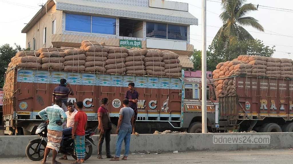 ভোমরা স্থলবন্দর দিয়ে পেঁয়াজ আমদানি শুরু
