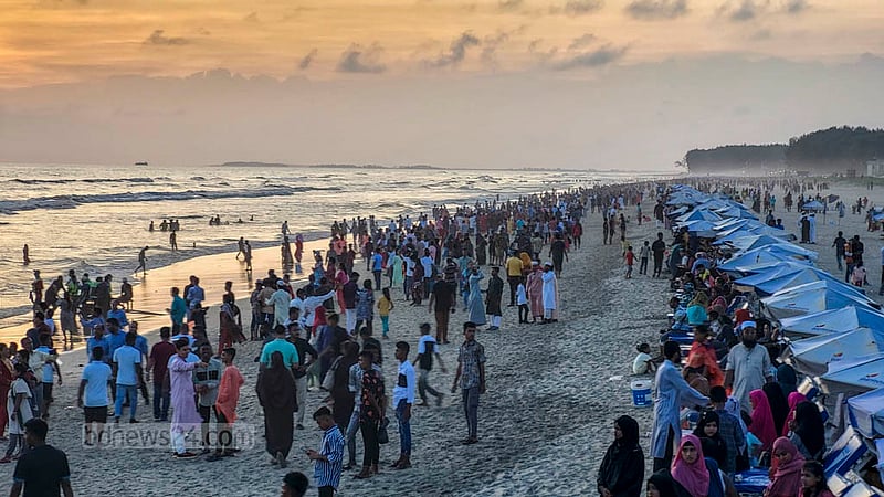 ঈদের ছুটিতে কক্সবাজার সমুদ্র সৈকতে দেশের বিভিন্ন স্থান থেকে ঘুরতে আসেন হাজারো মানুষ। ছবি:&amp;nbsp;শাফাত রহমান