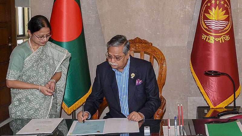 রাষ্ট্রপতি মো. সাহাবুদ্দিন বৃহস্পতিবার জাতীয় সংসদে ২০২৩-২৪ অর্থবছরের বাজেট বিলে সই করেন।&amp;nbsp;ছবি: পিআইডি
