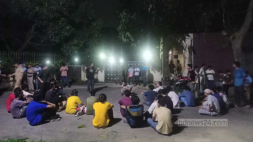 এবার উপাচার্যের বাসভবনে জাবি শিক্ষার্থীদের অবস্থান