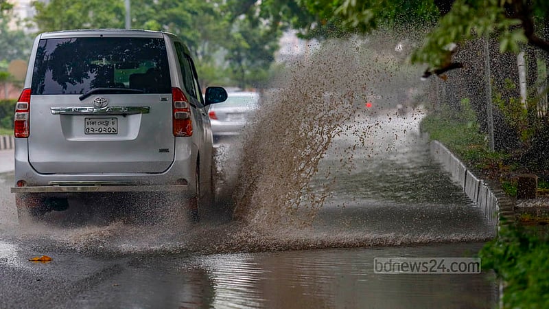 রামপুরা থেকে মগবাজার এবং এফডিসি হয়ে গুলশান এক নম্বর পর্যন্ত হাতিরঝিল প্রকল্পের সড়কের অনেক জায়গায় জমে থাকছে ‍বৃষ্টির পানি।&amp;nbsp;ছবি: মাহমুদ জামান অভি