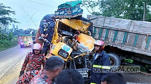 সিলেটে দাঁড়িয়ে থাকা ট্রাকে আরেক ট্রাকের ধাক্কা, নিহত ৩