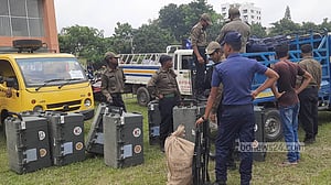 খুলনা সিটি নির্বাচন: কেন্দ্রে কেন্দ্রে যাচ্ছে নির্বাচনী সরঞ্জাম