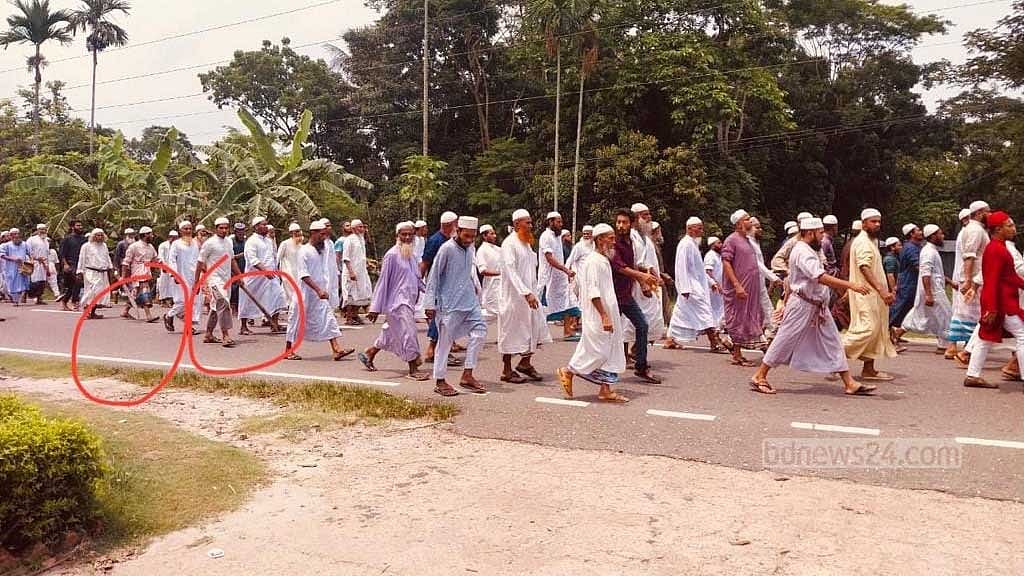 বরিশালে লাঠি হাতে হাতপাখা কর্মীদের শহরে ঢোকার চেষ্টা, থামাল পুলিশ