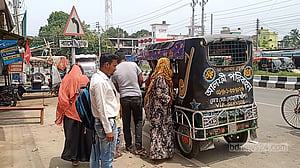 রাজবাড়ী থেকে বাস চলাচল বন্ধ, দুর্ভোগে যাত্রীরা