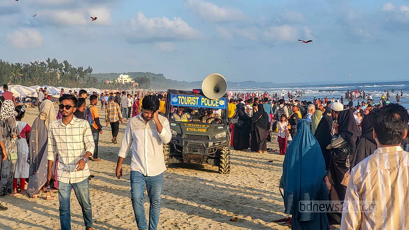 কক্সবাজার সমুদ্র সৈকতে ঈদের পর দিন বেড়াতে আসা পর্যটকদের সচেতন করতে মাইকিং করেছে ট্যুরিস্ট পুলিশ। ছবি:&amp;nbsp;শাফাত রহমান