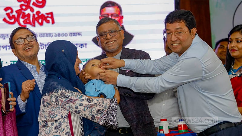 ঢাকার মহাখালীর নিপসম অডিটোরিয়ামে রোববার শিশুদের ভিটামিন এ প্লাস ক্যাপসুল খাওয়ানোর কার্যক্রম উদ্বোধন করেন স্বাস্থ্যমন্ত্রী জাহিদ মালেক।&amp;nbsp;ছবি: মাহমুদ জামান অভি