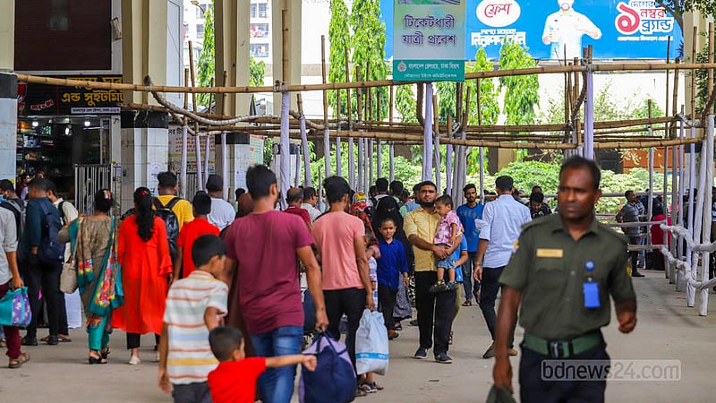 কমলাপুর রেল স্টেশনের বাইরে বাঁশ দিয়ে বানানো হয়েছে প্রবেশপথ; টিকেটবিহীন যাত্রীদের রুখতেই নেওয়া হয়েছে এ ব্যবস্থা। ছবি: আসিফ মাহমুদ অভি