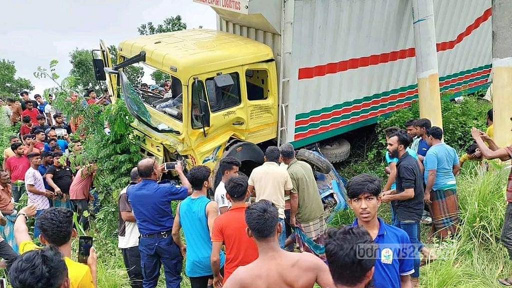 পিকআপে ফুটবল খেলা দেখতে যাওয়ার পথে দুর্ঘটনায় নিহত ৪