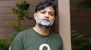 মৌমাছির কবলে পড়ে নাজেহাল সৃজিতের ব্যোমকেশ টিম