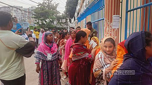 রাজশাহীতে গোপন ভোট কক্ষে প্রবেশের দায়ে নারীর কারাদণ্ড