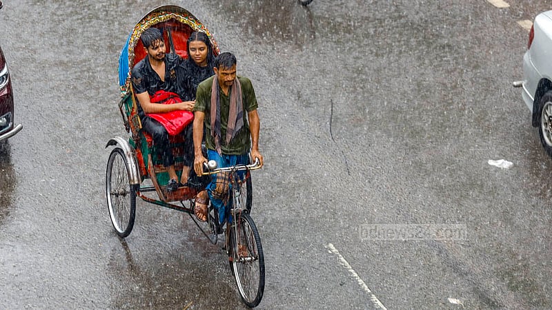 ঢাকার ধানমণ্ডিতে আষাঢ়ে বৃষ্টিতে অনেকে রিকশায় ভিজেছেন মনের সুখে।&amp;nbsp;ছবি: মাহমুদ জামান অভি