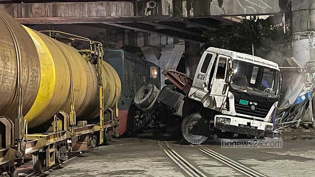 তেলের ওয়াগনের ধাক্কায় ট্যাংক পড়ল বাইকে, মৃত্যু হল চালকের