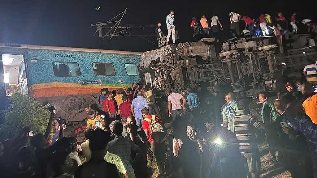 উড়িষ্যায় ট্রেন দুর্ঘটনায় মৃত্যু ২০০ ছাড়াল, বাংলাদেশিদের জন্য হটলাইন চালু কলকাতায়