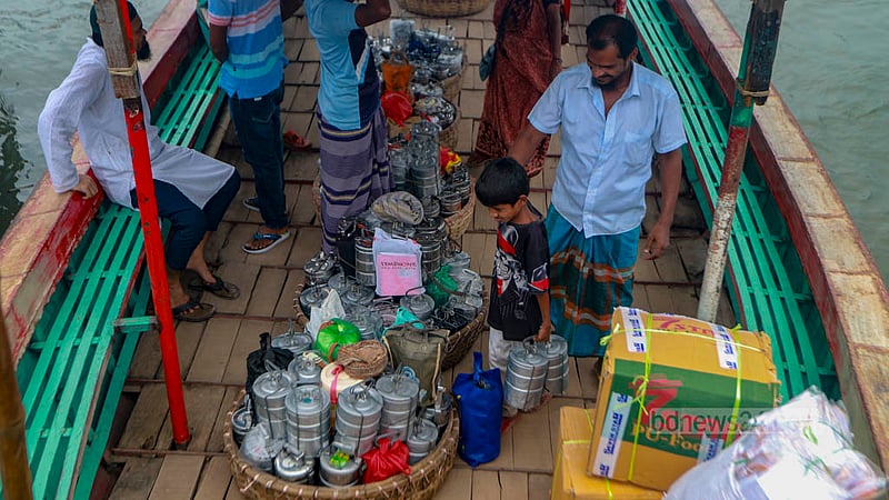 ঢাকার সোয়ারিঘাট এলাকার দুপুরের চিত্র এটি। সদরঘাট, সোয়ারিঘাট ও আশপাশের এলাকায় যারা কাজ করেন, তাদের অনেকের কেরানিগঞ্জের বাসা থেকে আনা হয় খাবারের টিফিন ক্যারিয়ার।&amp;nbsp;ছবি: তাওহীদুজ্জামান তপু
