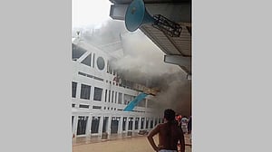 ঢাকার সদরঘাটে লঞ্চে আগুন