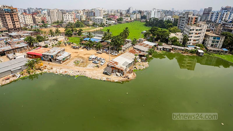 খিলগাঁও চৌধুরীপাড়া ঝিলের জায়গায় দখল করে গড়ে উঠেছে ঘর, দোকান আর গাড়ির গ্যারেজ। ছবি: আসিফ মাহমুদ অভি