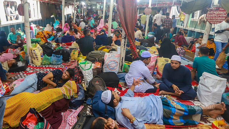 ঢাকার সদরঘাট লঞ্চ টার্মিনালে মঙ্গলবার একটি লঞ্চ ছেড়ে যাওয়ার তিন ঘণ্টা আগেই ডেকে উঠে অপেক্ষা করছেন যাত্রীরা।&amp;nbsp;ছবি: তাওহীদুজ্জামান তপু