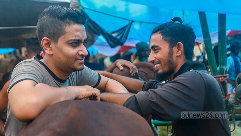 ঢাকার হাজারীবাগ কোরবানির পশুর হাটে এক খামারির সঙ্গে দরদাম করছেন এক ক্রেতা।&amp;nbsp;ছবি: তাওহীদুজ্জামান তপু