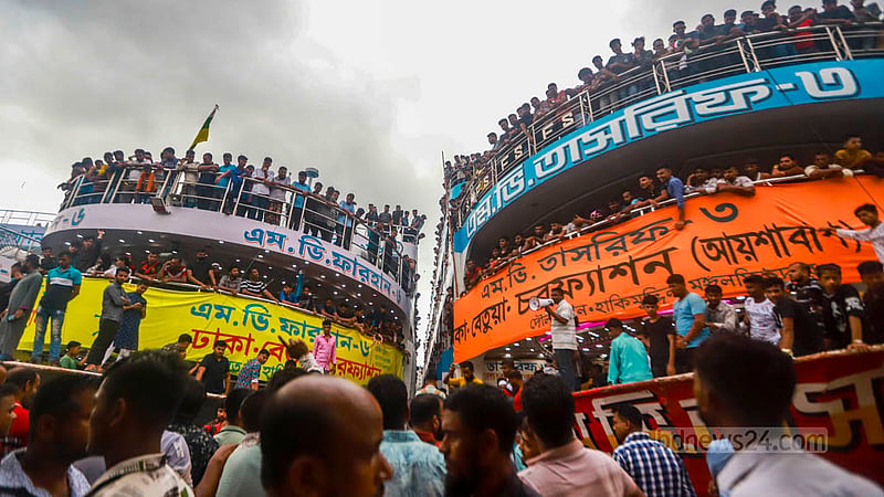 ঢাকার সদরঘাট লঞ্চ টার্মিনালে মঙ্গলবার লঞ্চগুলোতে ছিল উপচে পড়া ভিড়।&amp;nbsp;ছবি: তাওহীদুজ্জামান তপু