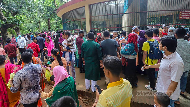 ঈদের পরদিন শুক্রবার মিরপুর চিড়িয়াখানায় বাঘ দেখতে ছিল এমন ভিড়। ছবি: আসিফ মাহমুদ অভি