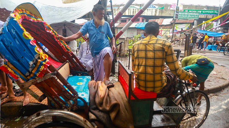 ঢাকার খিলগাঁও রেলগেইট থেকে চামড়া কিনে এ মৌসুমি ব্যবসায়ী রিকশায় করে গন্তব্যে ফিরছেন।&amp;nbsp;ছবি: তাওহীদুজ্জামান তপু
