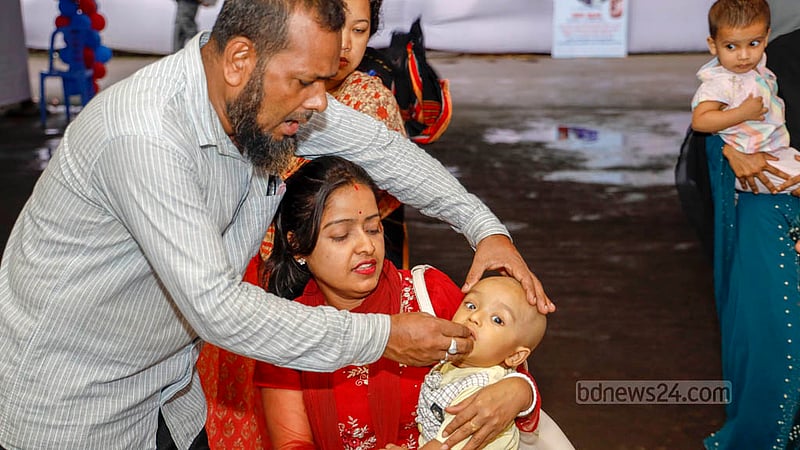 ঢাকার মহাখালীর জনস্বাস্থ্য পুষ্টি প্রতিষ্ঠানে রোববার ভিটামিন এ প্লাস ক্যাপসুল খাওয়ানো হয় শিশুদের।&amp;nbsp;ছবি: মাহমুদ জামান অভি
