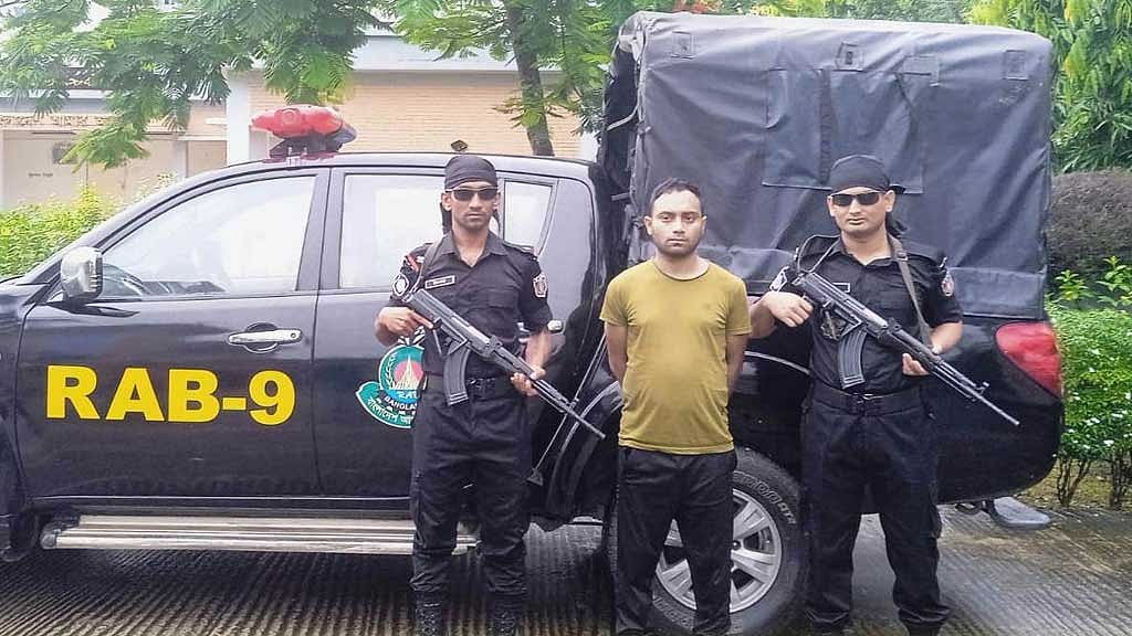 কাউন্সিলর প্রার্থীর বাসার সামনে অস্ত্র প্রদর্শন: যুবক গ্রেপ্তার