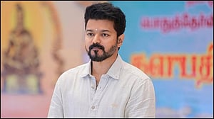 গানের দৃশ্যে সিগারেট-পানপাত্র, আইনি গাড্ডায় দক্ষিণী তারকা বিজয়