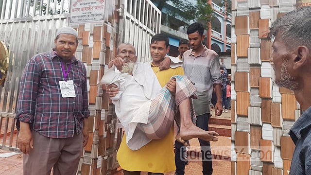 কোলে চড়ে, কাঁধে ভর দিয়েও ভোট দিতে এসেছেন তারা