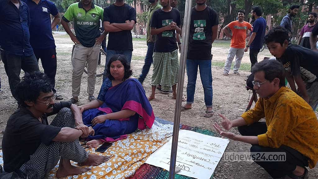 জাবি ছাত্রের অবস্থান কর্মসূচির ৯৬ ঘণ্টা, শিক্ষকদের সংহতি