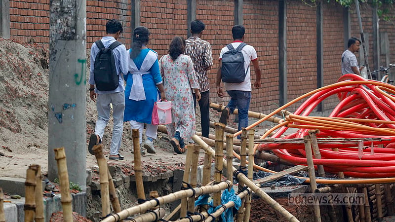 কয়েক মাস ধরে হাতিরঝিলে ভূগর্ভস্থ কেবল বসানোর কাজ চলছে। এজন্য বন্ধ রয়েছে সার্ভিস লেনগুলো। এমন অবস্থায় পথচারীদের চলাচলকে আরও দুর্বিষহ করে তোলে বৃষ্টি।&amp;nbsp;ছবি: মাহমুদ জামান অভি