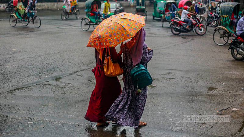ঢাকা বিশ্ববিদ্যালয়ের টিএসসি এলাকায় গুঁড়িগুঁড়ি বৃষ্টিতে ছাতা মাথায় রাস্তায় নামেন অনেকে।&amp;nbsp;ছবি: তাওহীদুজ্জামান তপু