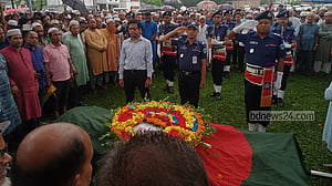 মায়ের শাড়িতে মায়ের কবরে শায়িত সিরাজুল আলম খান
