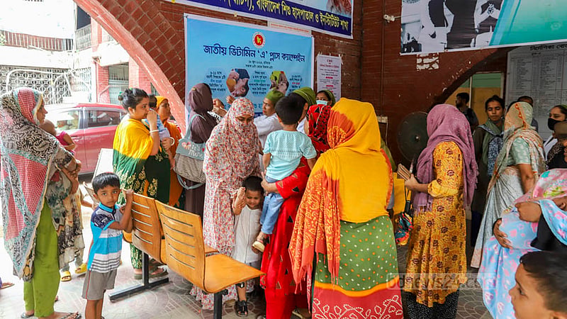 সারা দেশে শুরু হয়েছে ভিটামিন ‘এ প্লাস’ খাওয়ানোর কর্মসূচি; রোববার সকাল ৮টা থেকে বিকাল ৪টা পর্যন্ত ছয় মাস থেকে পাঁচ বছরের শিশুদের এ ক্যাপসুল খাওয়ানো হবে। ছবি: আসিফ মাহমুদ অভি
