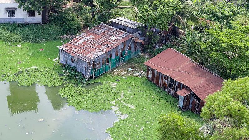 খিলগাঁও চৌধুরীপাড়া ঝিলের ওপর মাচা বানিয়ে তৈরি করা হয়েছে টিনের ঘর। ঝুঁকিপূর্ণ এসব ঘরে বাস করে নিম্ন আয়ের মানুষ। ছবি: আসিফ মাহমুদ অভি