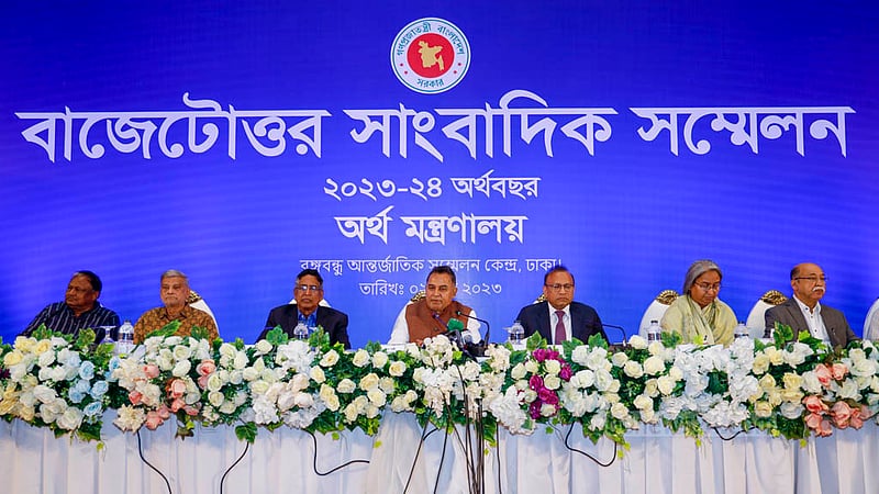 ঢাকার বঙ্গবন্ধু আন্তর্জাতিক সম্মেলন কেন্দ্রে শুক্রবার ২০২৩-২৪ অর্থবছরের প্রস্তাবিত বাজেটে নিয়ে সংবাদ সম্মেলনে অর্থমন্ত্রী আ হ ম মুস্তফা কামালসহ ছয় মন্ত্রী ও&amp;nbsp; ঊর্ধ্বতন কর্মকর্তারা।&amp;nbsp;&amp;nbsp;ছবি: মাহমুদ জামান অভি