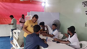স্মার্ট হাটে ডিজিটাল লেনদেন: ঝুঁকি আর বিব্রত হওয়া থেকে রক্ষা