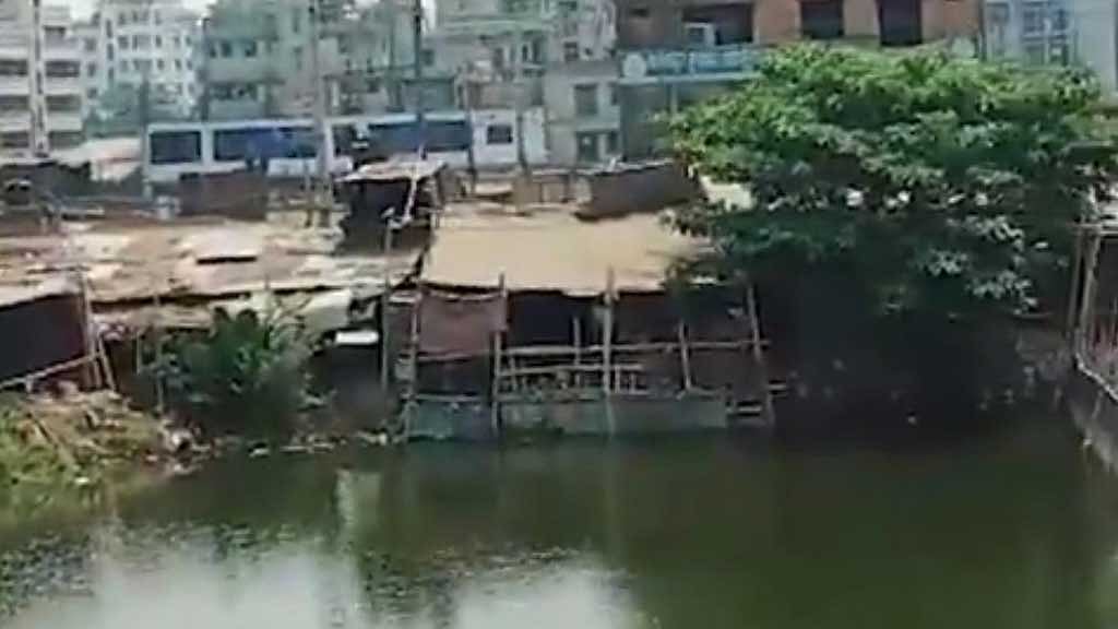 গেণ্ডারিয়ায় শতবর্ষী পুকুর ‘দখল করে’ দোকান ও কাউন্সিলর কার্যালয়, সংরক্ষণ চেয়ে রিট মামলা