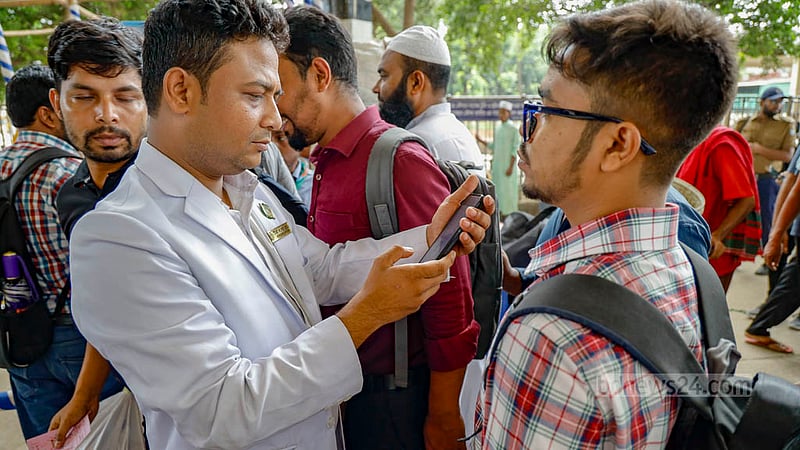 কমলাপুর রেলওয়ে স্টেশনে ঘরমুখো মানুষদের টিকেটের নামের সাথে এনআইডি কার্ডের নাম মিলিয়ে দেখছে রেলওয়ে কর্তৃপক্ষ।&amp;nbsp;ছবি: মাহমুদ জামান অভি