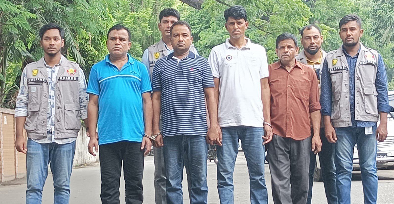 ডিবির ফাঁদে ধরা পড়া দুদক কর্মকর্তাসহ রিমান্ডে ৪ জন