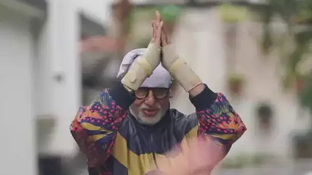 জুতা পায়ে কেন পুরনো রীতি ভাঙলেন ‘বিগ বি’?