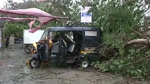 ঘূর্ণিঝড় ‘বিপর্যয়’: গুজরাটের ৯০০ গ্রাম বিদ্যুৎবিহীন, নিহত ২