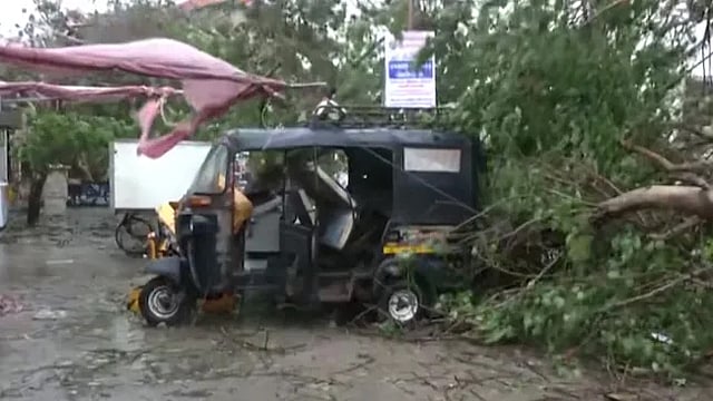 ঘূর্ণিঝড় ‘বিপর্যয়’: গুজরাটের ৯০০ গ্রাম বিদ্যুৎবিহীন, নিহত ২