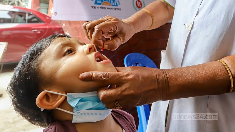 সারা দেশে শুরু হয়েছে ভিটামিন ‘এ প্লাস’ খাওয়ানোর কর্মসূচি;ঢাকার শিশু হাসপাতালে ভিটামিন ‘এ’ ক্যাপসুল খাওয়ানো হচ্ছে এক শিশুকে। ছবি: আসিফ মাহমুদ অভি