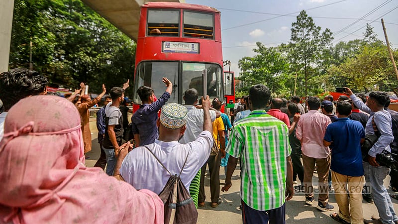 ঢাকার শাহবাগে অবস্থান কর্মসূচি পালনকালে ঢাকা বিশ্ববিদ্যালয়ের শিক্ষার্থীদের একটি বাস অবস্থান কর্মসূচিতে অংশ নেওয়া প্রতিবন্ধী ব্যক্তিদের বাধার মুখে পড়ে।&amp;nbsp;ছবি: তাওহীদুজ্জামান তপু
