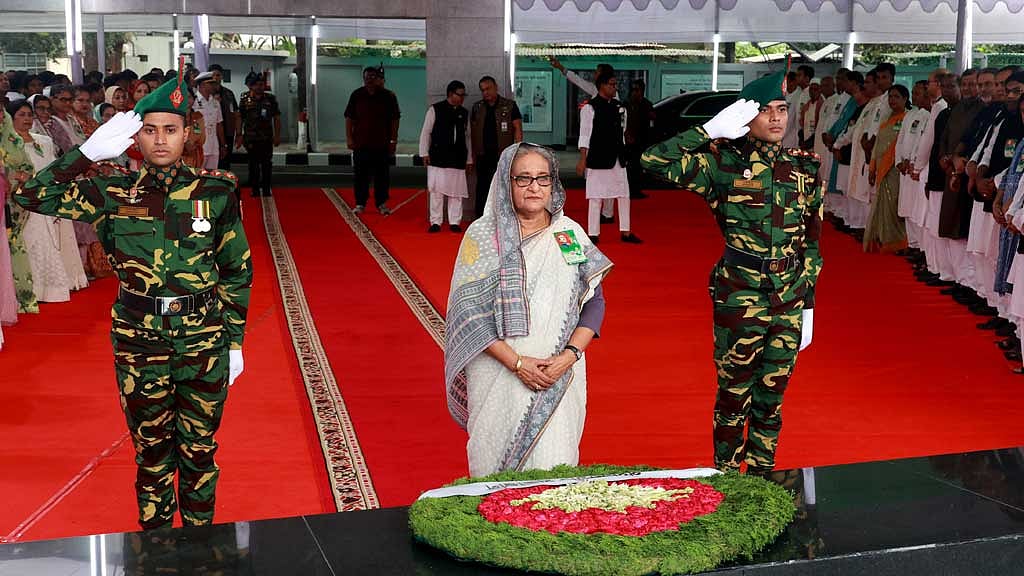 ছয় দফা দিবসে বঙ্গবন্ধুর প্রতিকৃতিতে প্রধানমন্ত্রীর শ্রদ্ধা