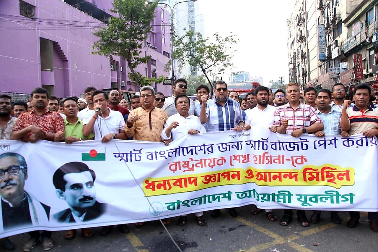আওয়ামী লীগের ‘জনবান্ধব’ বাজেট মেননের কাছে ‘অস্পষ্ট’; বিএনপির চোখে ‘লুটপাটের’