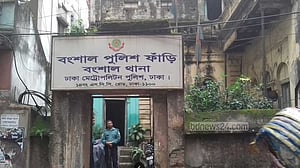 ধসে পড়ল বংশাল ফাঁড়ির একাংশ, ঝুঁকিপূর্ণ ভবনেই পুলিশের অবস্থান