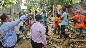 চট্টগ্রামে পাহাড়ে ৫ শতাধিক অবৈধ স্থাপনা উচ্ছেদ